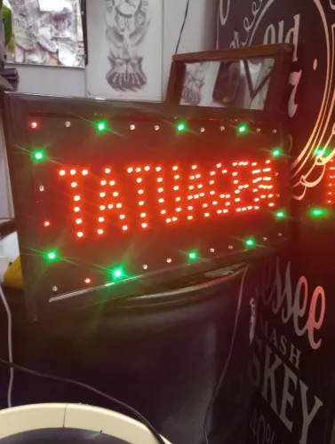 Placa com iluminação leds propaganda tatuagem