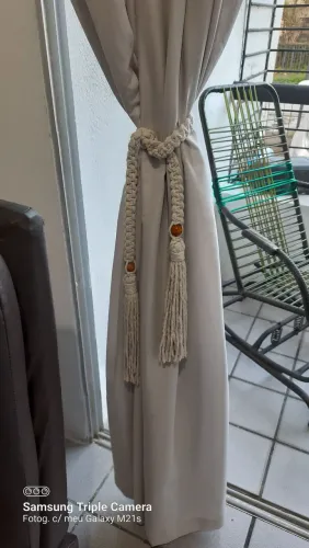 Prendedor de cortina em macrame