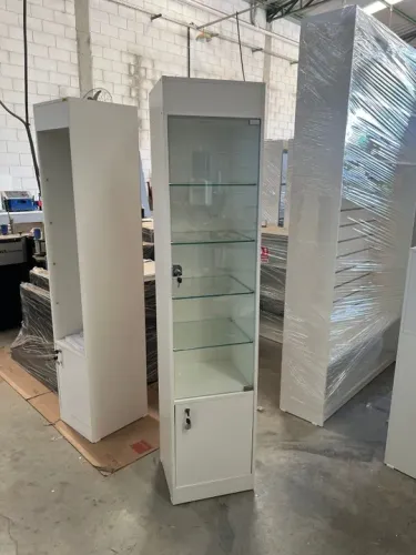 Estante com porta, pronto entrega