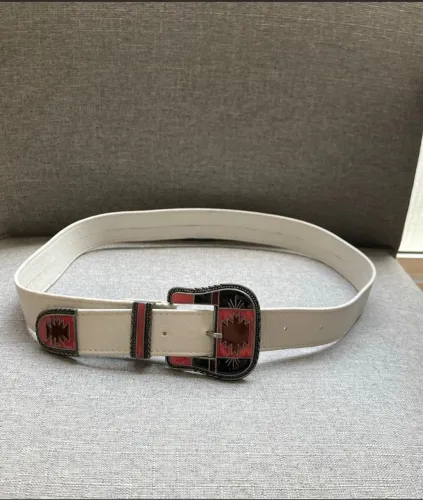 Cinto de couro branco com fivela indie