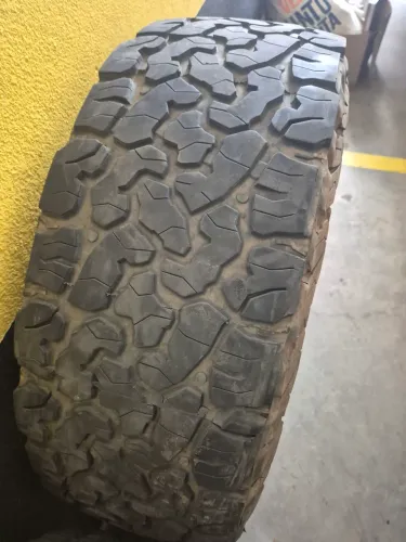 Vendo pneu para caminhonete 265 65 R17