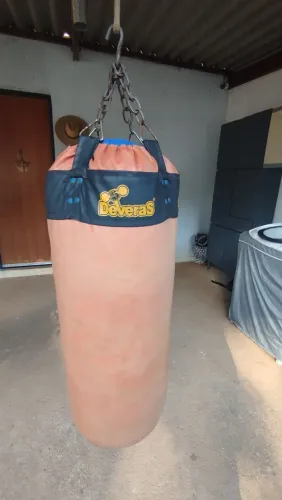 Saco de pancadas (box) e halteres de ferro