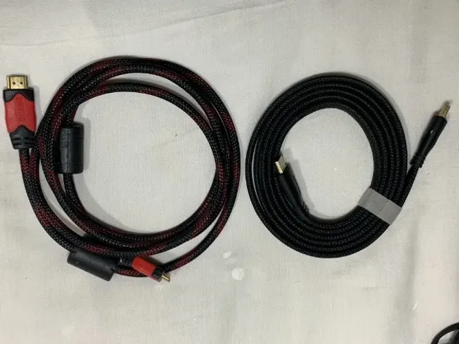 2 Cabos HDMI com proteção sobre a borracha usados.