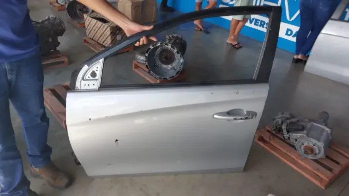 Porta dianteira esquerda (Yaris 2019)