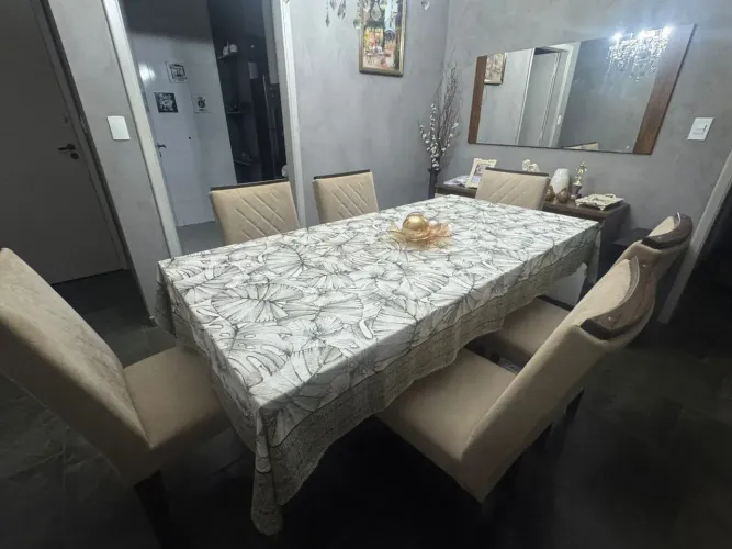 Vendo mesa 6 lugares super nova e mais lustre ambos impecáveis
