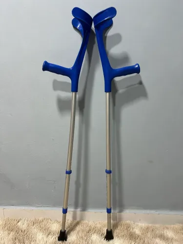Vendo Par de Muletas Canadenses Ajustáveis - Em Ótimo Estado!
