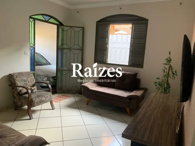 Casa com cômodo comercial independente no Bairro Pacaembu em Uberlândia
