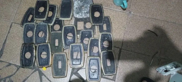 Tampa de tomadas de metal te 22 