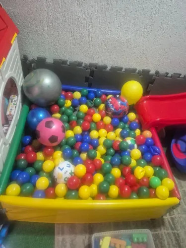 Kit com casinha + piscina de bolinha + escorregador