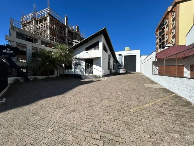 PRÉDIO COMERCIAL NO CENTRO, COM ESTACIONAMENTO