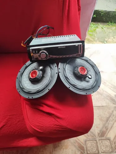 Rádio automotivo e auto falantes
