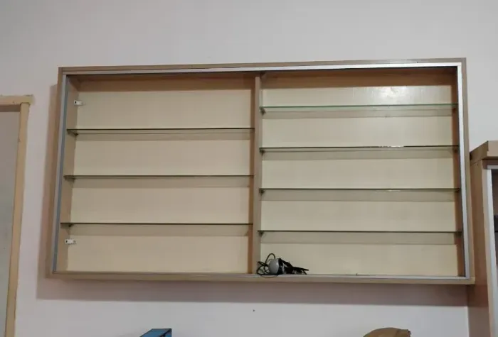 Expositor de Parede / Prateleira com Vidros (1.30m x 0.70m)