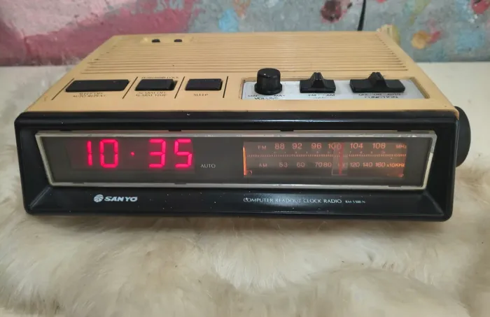 Rádio relógio antigo Sanyo em perfeito estado