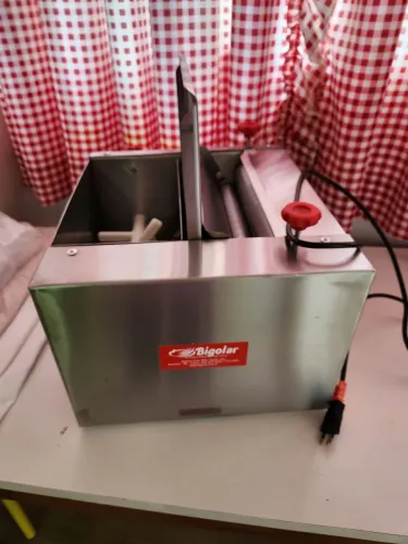 Vendo máquina de macarrão semi nova, excelente para fazer em casa e vender..preço 1.00. 