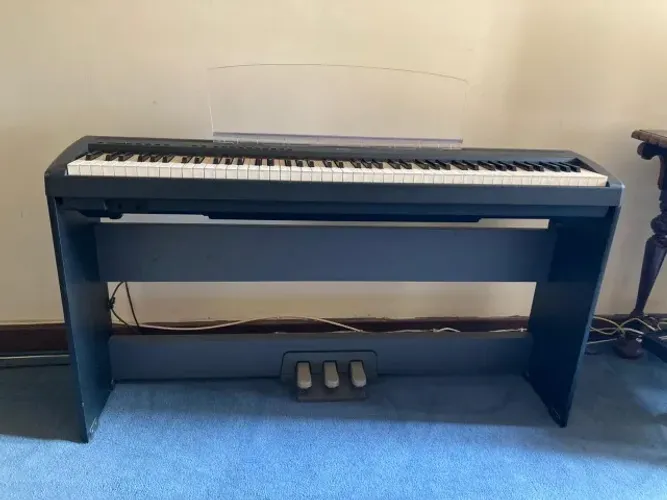 Piano Digita Yamaha P-85 Com Móvel E Pedais Originais