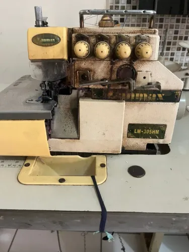 máquina de costura industrial overloque da marca Lanmax, modelo LM-305HM.