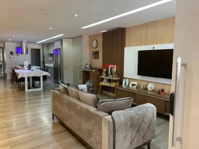Casa assobradada à venda no Imirim, com 4 dormitórios, entrada lateral, varanda gourmet e