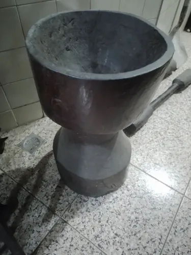 Vendo pilão grande, ideal para decoração. 