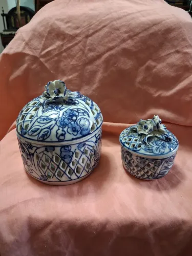 PAR DE ENFEITES ANTIGOS  DE PORCELANA 
