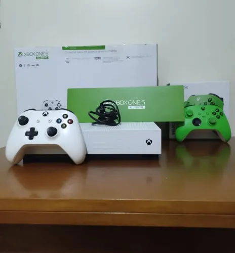 Vendo xbox one S, com 2 controles.