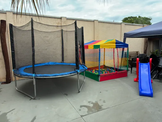 Piscina de bolinhas completa, pula pula e escorregador(venda)