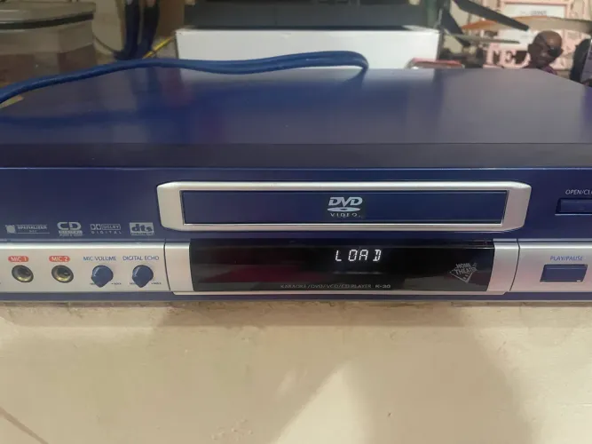 Videokê / DVDokê Gradiente K-30 + 2 Microfones Bolsa Original está com problema na gaveta