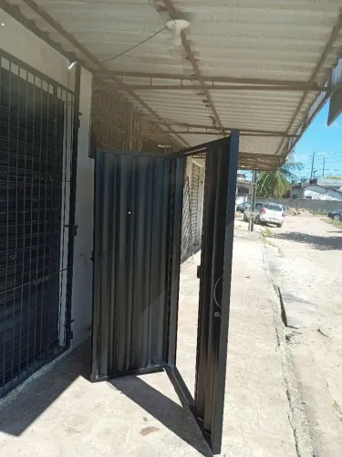 Vendo portão nas medidas de 1.90 altura. 2.60 largura. Obs.portao usado sem ferrugem