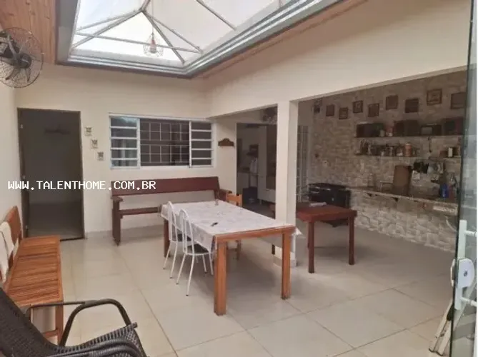 Casa para Venda em Primeiro de Maio, 2 dormitórios, 1 suíte, 3 banheiros, 3 vagas