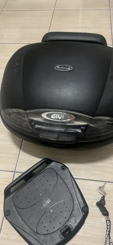 Bau Givi 45 litros com encosto