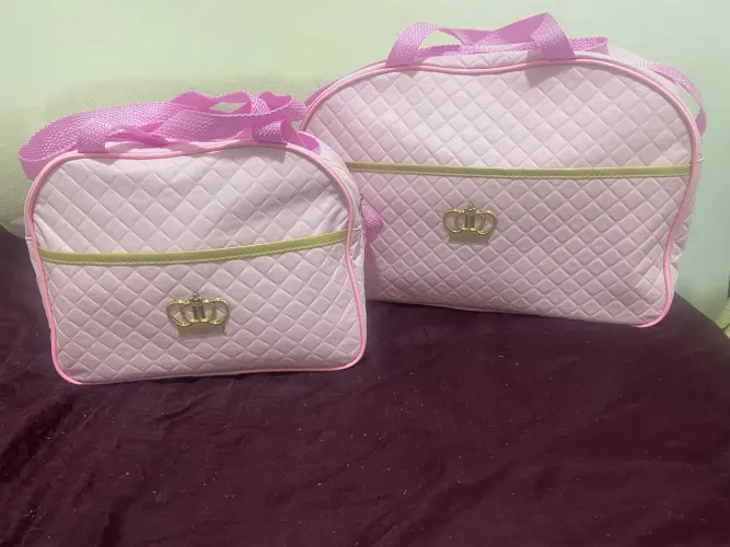 Bolsa maternidade com bolsa para higiene.