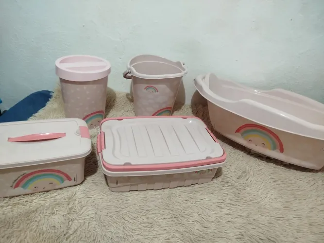 Conjunto de plástico todos NOVOS por apenas 150.