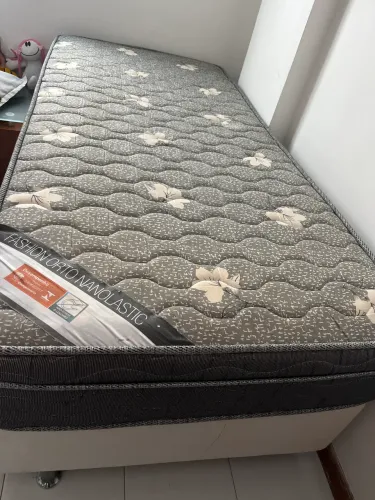 Vendo linda cama Semino com auxiliar preço bom pra vender logo desapego