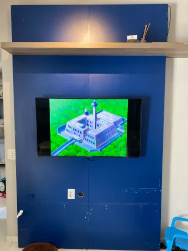 Painel de TV Sierra em MDF Laqueado Azul com Prateleira - R$ 150