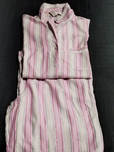Pijama listrado Victoria's Secret. Calça e camisa manga longa