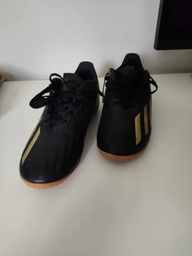 Vendo tênis FUTSAL ADIDAS, número 40, SEMI-NOVA