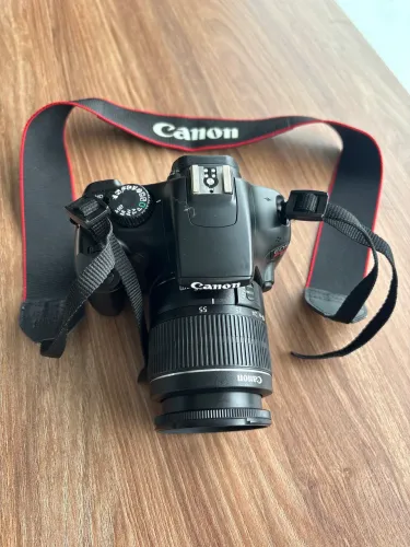 Câmera Cânon T3 com case e carregador 