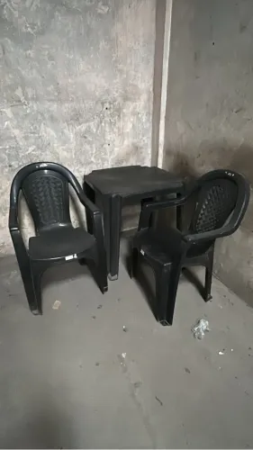 Mesa e 2 cadeiras novas de Plástico