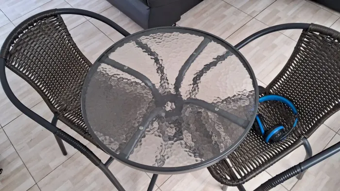 Mesa de vidro duas cadeiras novas 