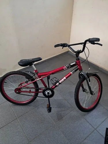 Bicicleta momark BMX vermelha e preta Aro 20