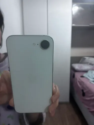 iPhone 16e de uso