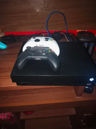 Xbox one X 1tb 2 controles 35 jogos instalados 2 mídia física 