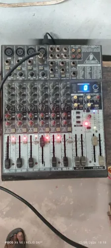 Mesa de som Behringer Xenyx 1204FX
