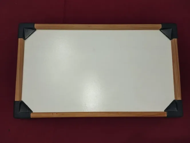MESA PEQUENA COM PERNAS DOBRÁVEIS