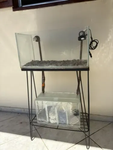 Aquário 54 L com filtro sump externo de vidro e suporte de ferro para ambos