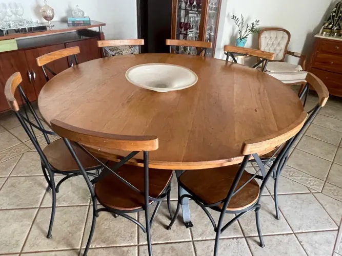 Jogo de mesa de madeira de demolição com detalhes em ferro