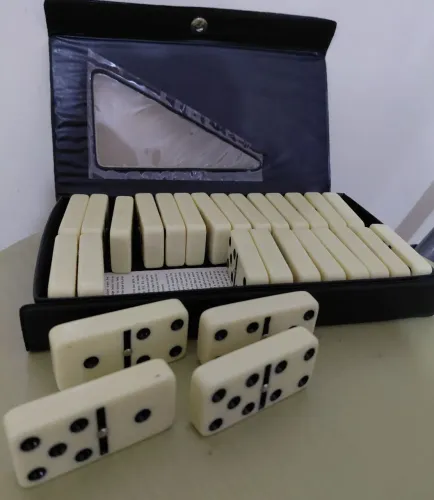 Dominó Antigo Luxo com Rebite de Metal e Estojo Original - 28 Peças
