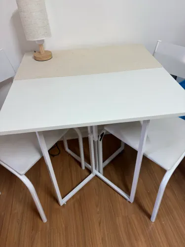 Mesa e cadeira