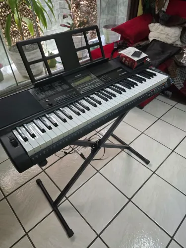 Teclado casio CT-X800 completo. 