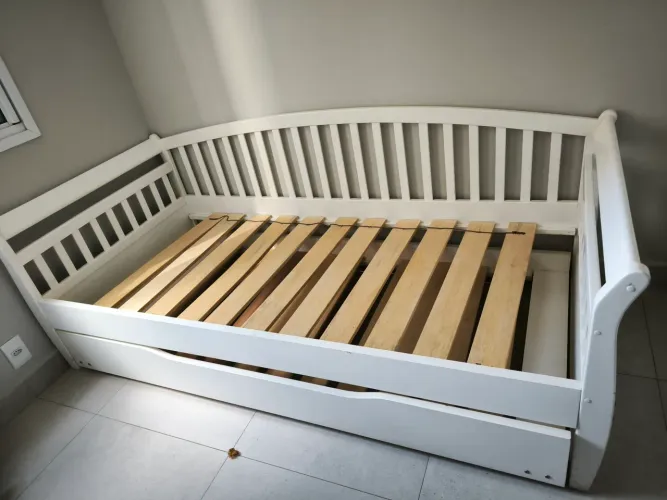 Bicama de solteiro em madeira maciça laqueada