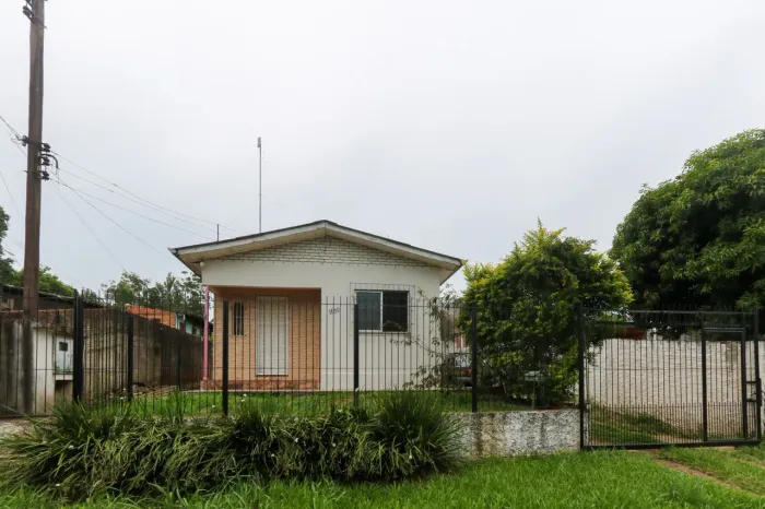 Casa com 3 Quartos para alugar no bairro Olaria com 100m²